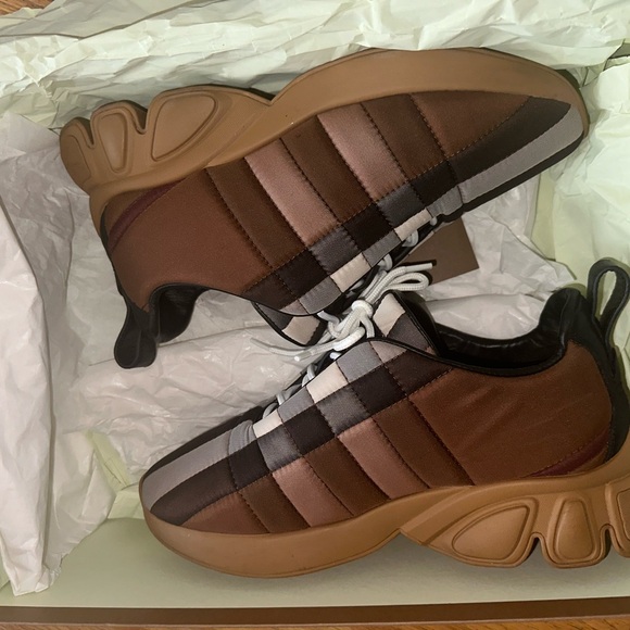 Like new women Burberry trainer size eur 38 USA 8 - Picture 1 of 4